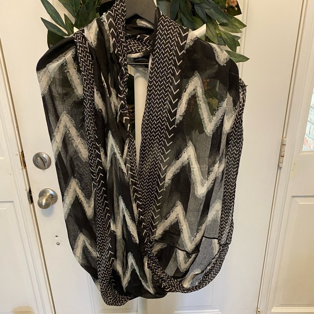 Pretty Lightweight Chevron Patterned Infinity Scarf OS